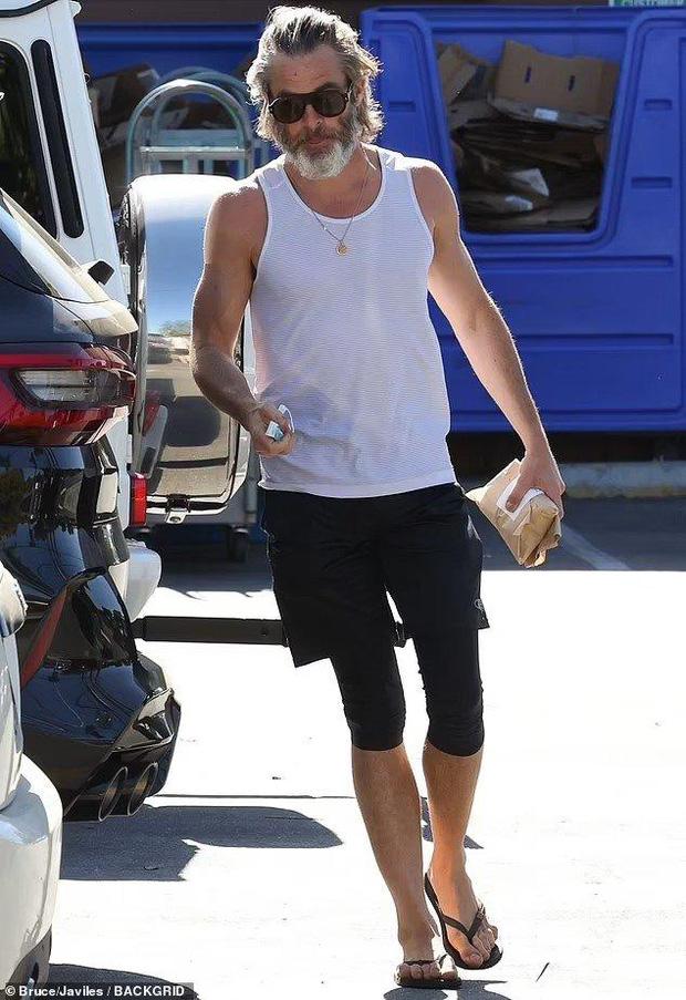 Nam thần Wonder Woman Chris Pine như ông lão U70-1