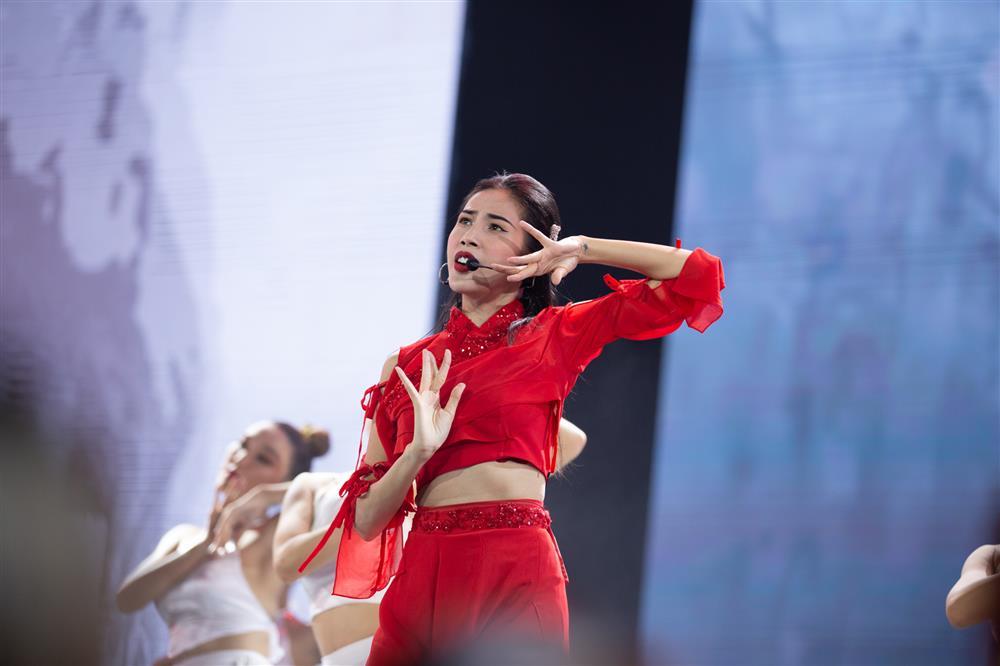 Thủy Tiên bị đào lại clip hát live thuở vào nghề run rẩy và làm quá-1