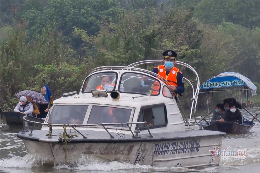 Xử lý 7 cò mồi tranh giành khách tại chùa Hương-2