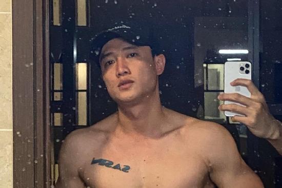 Quốc Trường khoe body, bàn tay nam giới lọt khung hình