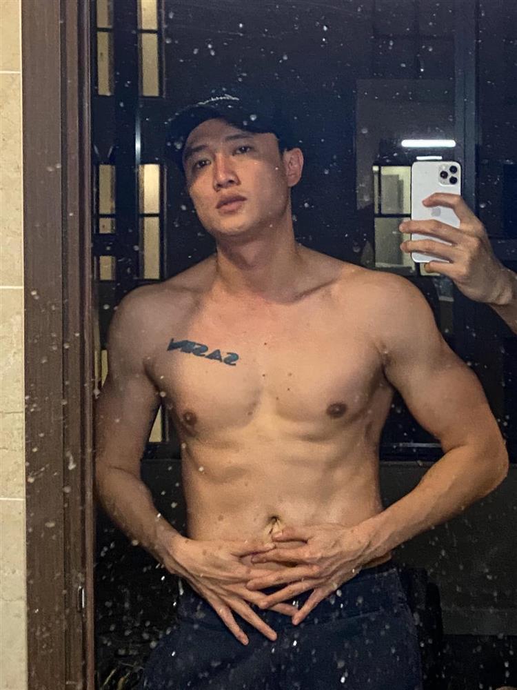 Quốc Trường khoe body, bàn tay nam giới lọt khung hình-1