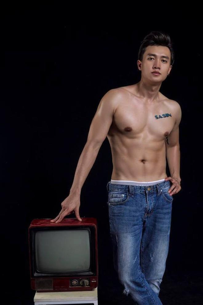 Quốc Trường khoe body, bàn tay nam giới lọt khung hình-6