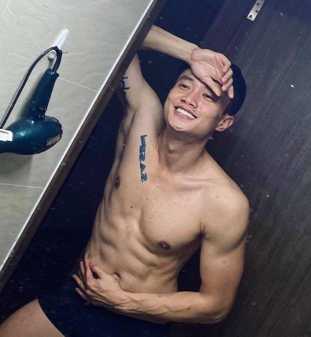 Quốc Trường khoe body, bàn tay nam giới lọt khung hình-7