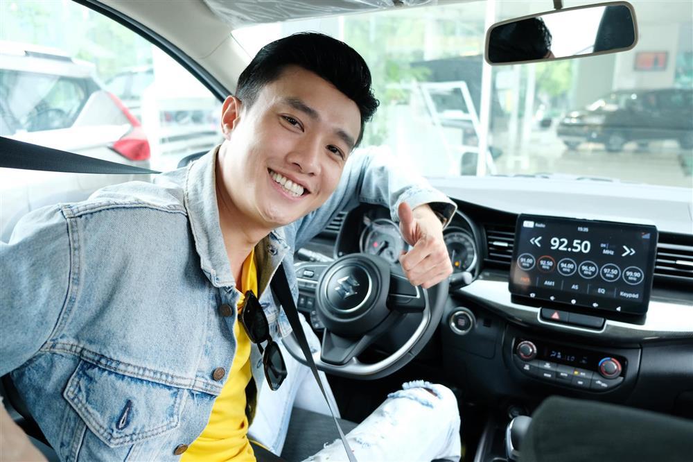 Quốc Trường khoe body, bàn tay nam giới lọt khung hình-4