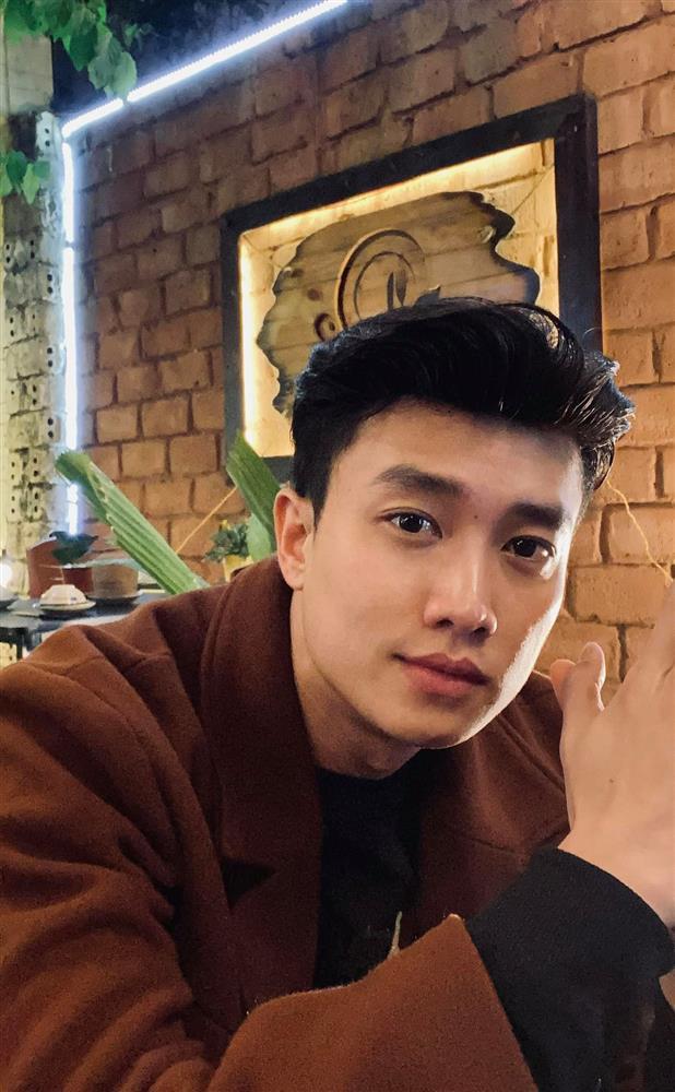 Quốc Trường khoe body, bàn tay nam giới lọt khung hình-5