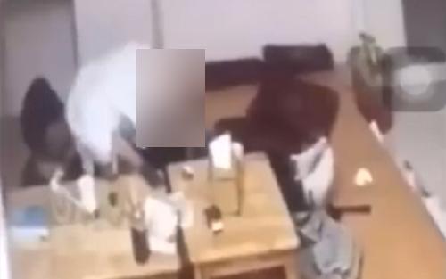 Xôn xao cặp đôi abc trong nhà vệ sinh trung tâm thương mại-4