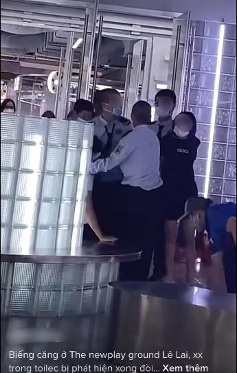 Xôn xao cặp đôi abc trong nhà vệ sinh trung tâm thương mại-1