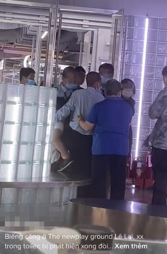 Xôn xao cặp đôi abc trong nhà vệ sinh trung tâm thương mại-2
