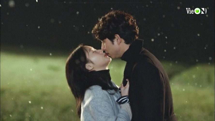 6 cảnh hôn hot phim Hàn: Song Song mượn rượu khóa môi, Gong Yoo bị cưỡng hôn-4