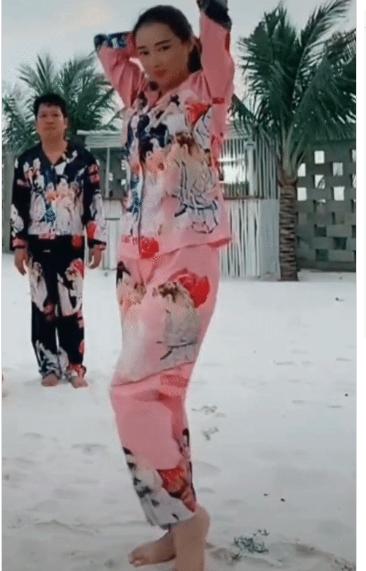 Nhảy nhót ở villa mới, body nảy nở của Nhã Phương gây chú ý-1