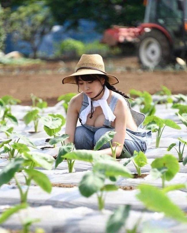 Cô gái này đang trồng cây hay khoe 