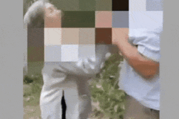 Clip: Con gái đánh mẹ ở Bến Tre, bà cụ la hét 'Mày chém tao đi'