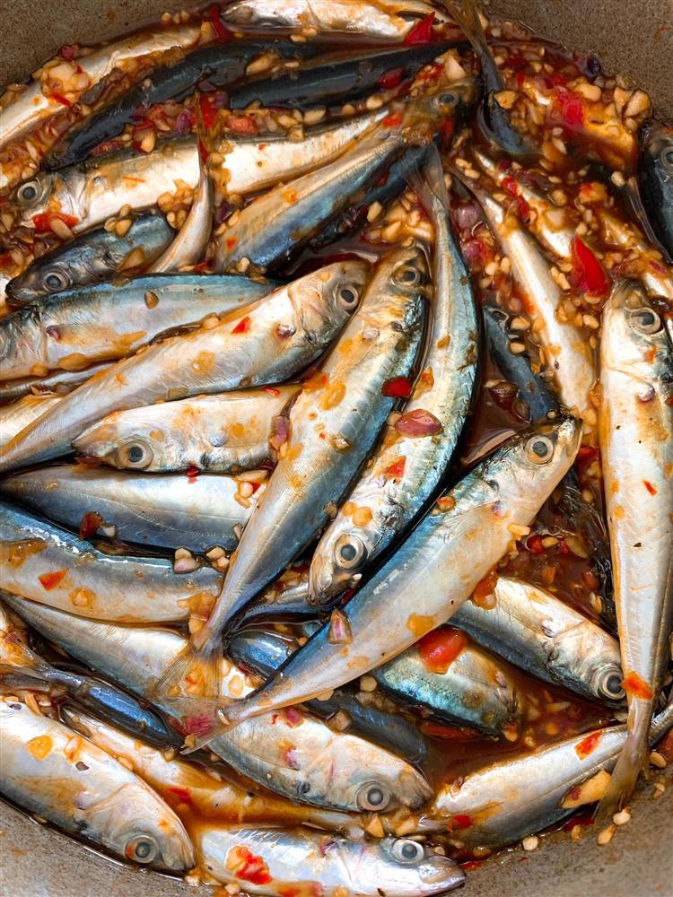 Cá nục kho nước mía đậm đà, đánh bay nồi cơm ngày mưa lạnh-4