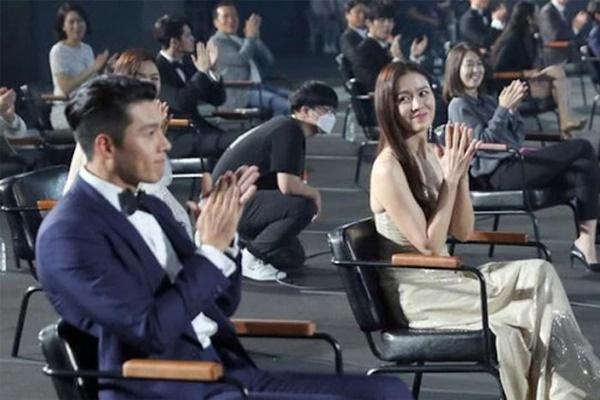 Hyun Bin và Son Ye Jin nhiều lần bị đồn là “phim giả tình thật”. Tại hậu trường hay các sự kiện, lễ trao giải, cả hai thường xuyên dành cho nhau những ánh mắt, cử chỉ đặc biệt, thân mật.