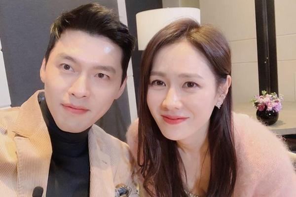 Sau khi công khai mối quan hệ, Hyun Bin và Son Ye Jin vẫn tỏ ra khá kín tiếng. Họ ít xuất hiện chung và không bày tỏ tình cảm trên mạng xã hội.