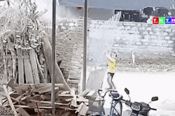 Clip: Bé gái bị cả mảng tường và cánh cổng sắt đè sập lên người