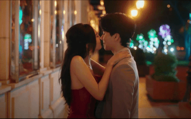 Lan Ngọc hôn như cái máy vẫn chưa sốc bằng cảnh khóa môi táo bạo này-2