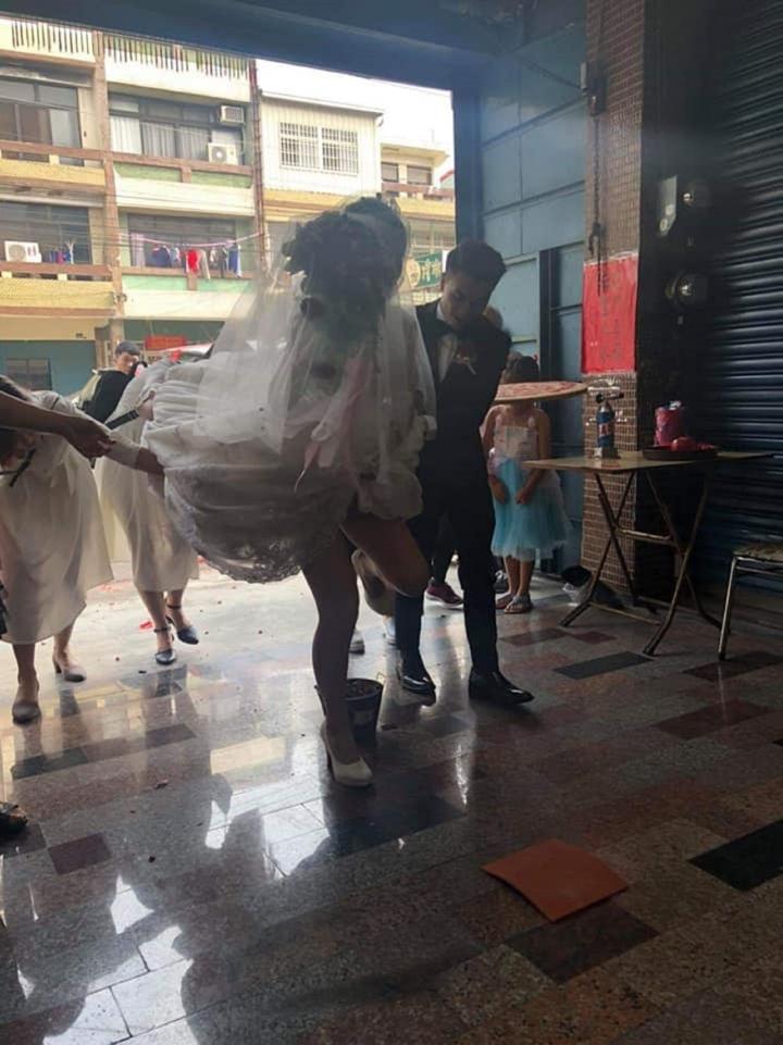 Cô dâu ngượng chín mặt vì sự giúp đỡ quá tay của hội nhà trai-1