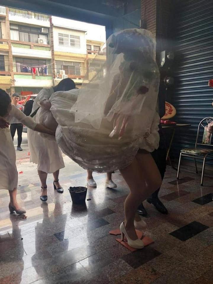 Cô dâu ngượng chín mặt vì sự giúp đỡ quá tay của hội nhà trai-2