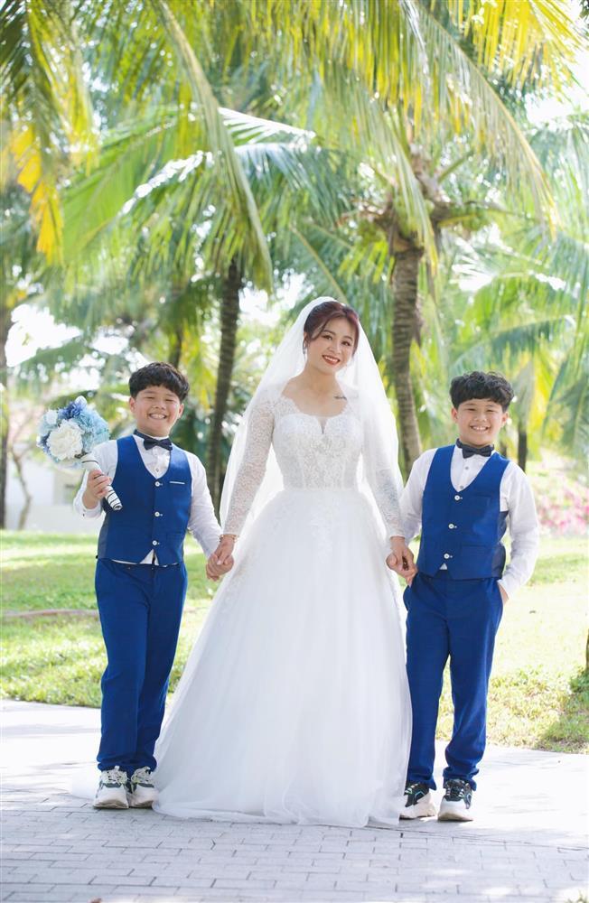 2 con riêng của MC Hoàng Linh không gọi chồng mới của mẹ là bố-1