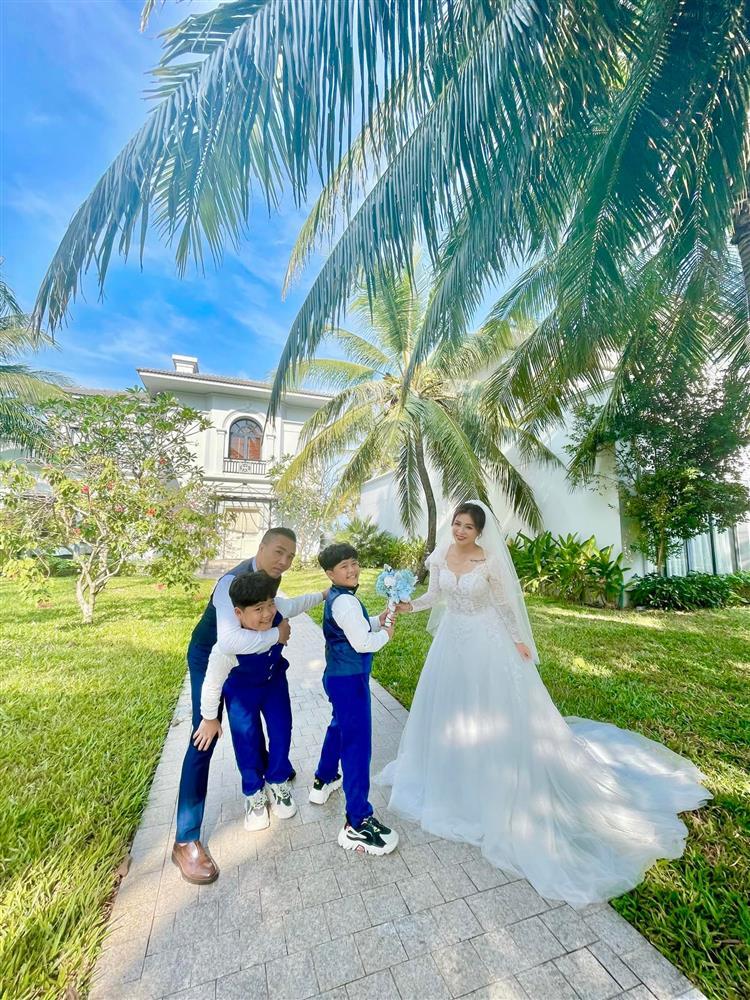 2 con riêng của MC Hoàng Linh không gọi chồng mới của mẹ là bố-4