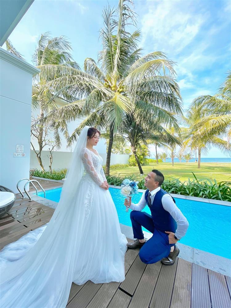 2 con riêng của MC Hoàng Linh không gọi chồng mới của mẹ là bố-7