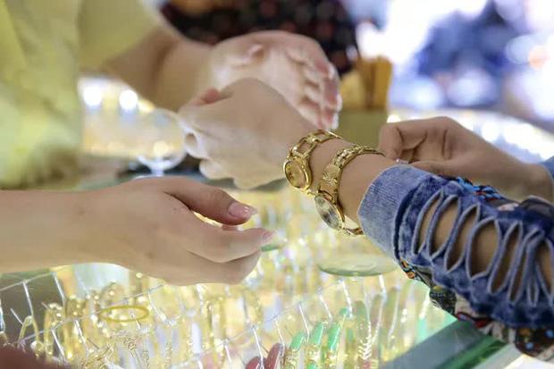 Vàng SJC lại tăng mạnh trong ngày Valentine-2