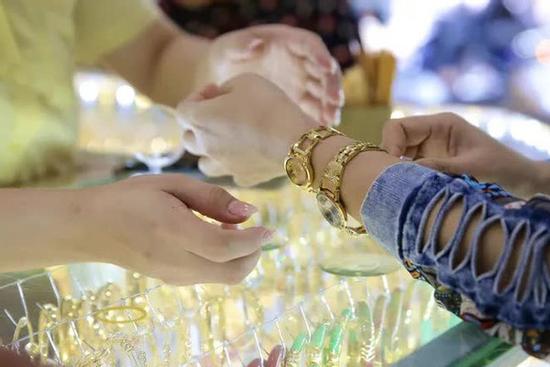 Vàng SJC lại tăng mạnh trong ngày Valentine