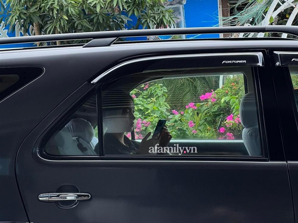 Paparazzi tóm gọn Châu Bùi tay trong tay Binz ngày Valentine-3