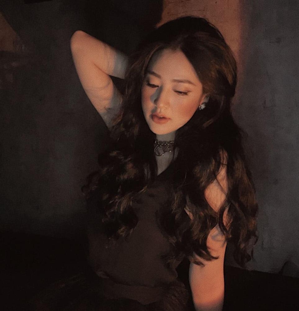 Người người vui Valentine, riêng một Á hậu ngắm lá rơi, thọc mũi-3