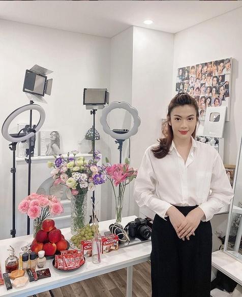 Đào Bá Lộc mặc đầm khoe body đồng hồ cát và khe ngực sâu hun hút-9