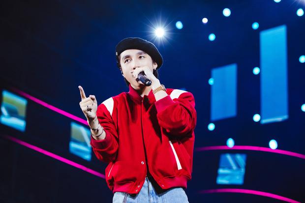 Sơn Tùng mặc jacket đỏ ngày vía Thần tài, hóa ra là outfit đi diễn!-2