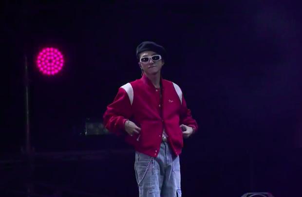 Sơn Tùng mặc jacket đỏ ngày vía Thần tài, hóa ra là outfit đi diễn!-3