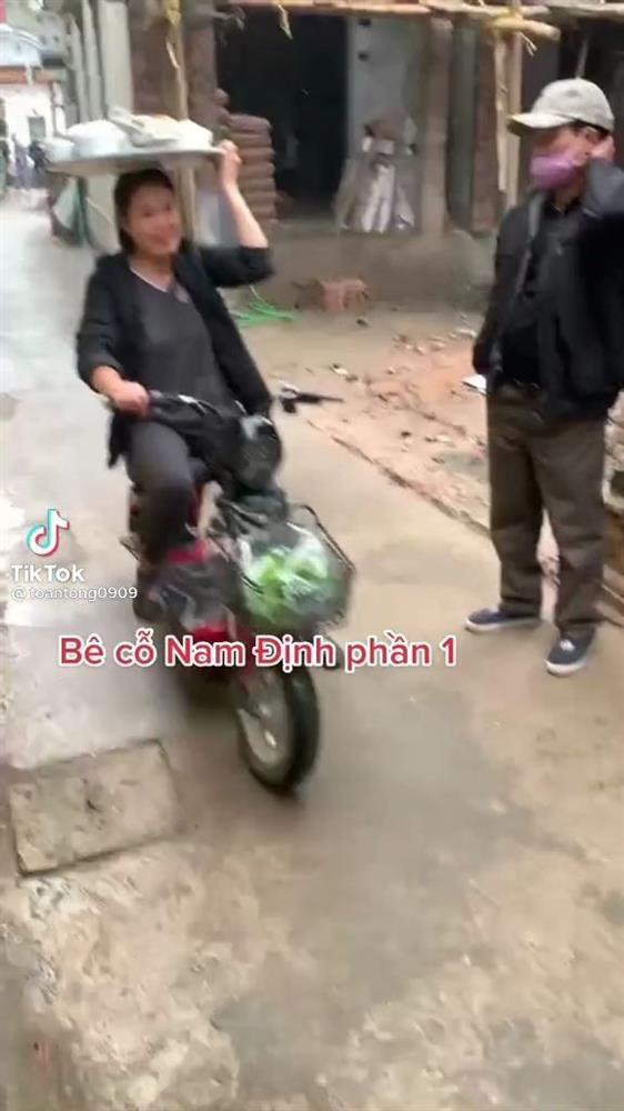 Đỉnh chóp như phụ nữ Nam Định: Đầu đội mâm cỗ, tay vẫn vít ga-1