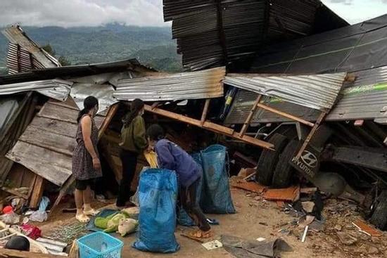 Bé gái 4 tuổi và bé trai 2 tuổi bị xe tải tông chết trong nhà