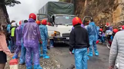 Điểm mặt nhóm phượt thủ bao vây, hành hung vợ chồng tài xế xe tải-1