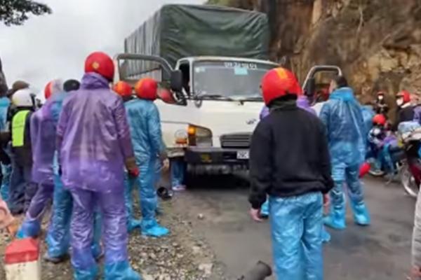 Clip: Nhóm người hùng hổ đập cửa kính, đánh tài xế giữa đường-1