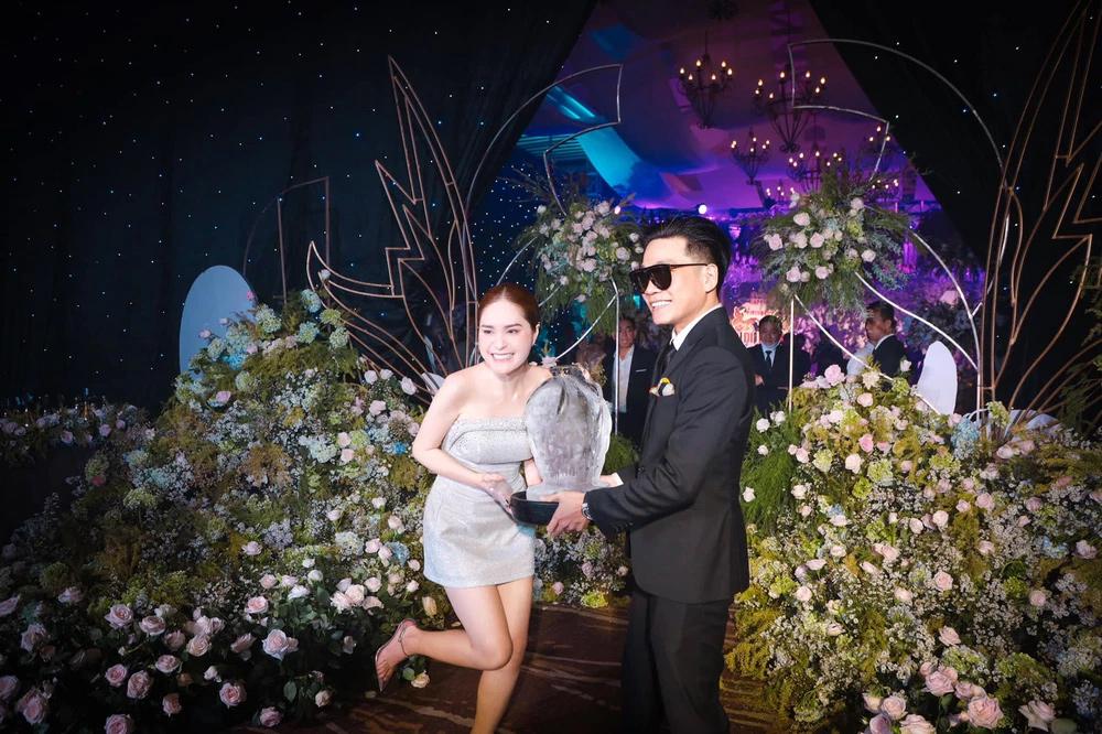 Đoàn Di Băng khoe quà sinh nhật khủng, khui đồ 3h sáng chưa xong-3