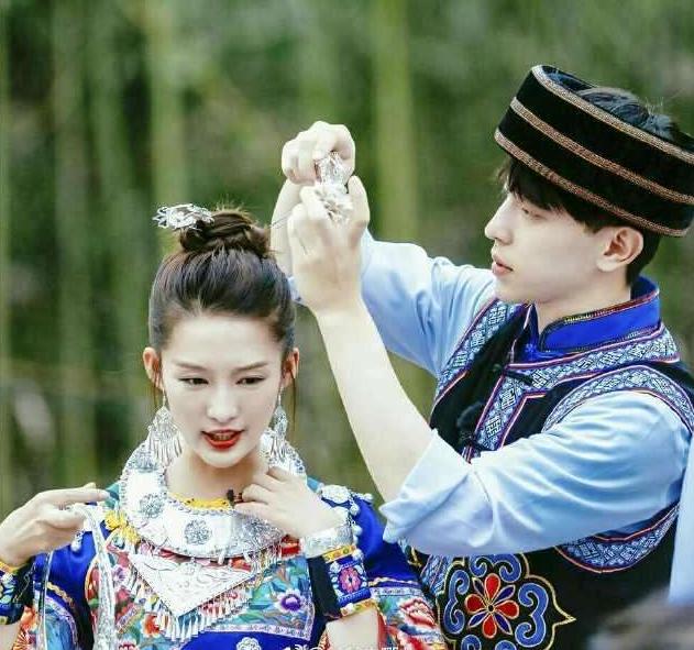 Lý Thấm vào khách sạn cùng Đặng Luân, yêu đương quá kín?-6