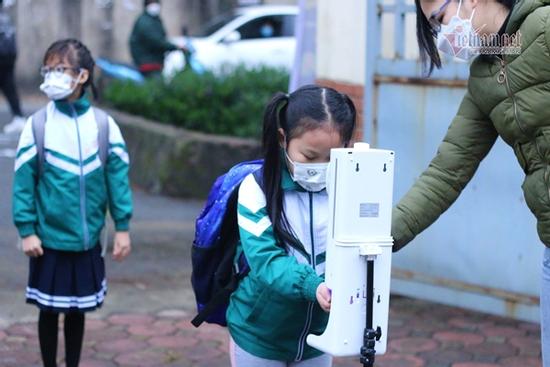 Trẻ tiểu học và lớp 6 nội thành Hà Nội đi học trực tiếp từ 21/2
