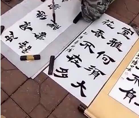 Người đàn ông cụt 2 tay viết thư pháp, nguyên nhân ai cũng xót xa-1