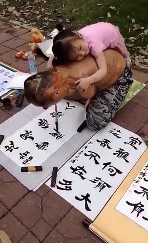 Người đàn ông cụt 2 tay viết thư pháp, nguyên nhân ai cũng xót xa-2