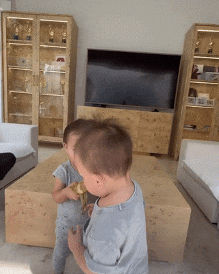 Con gái Hồ Ngọc Hà ra dáng chị, bón đồ ăn cho em cưng xỉu-2