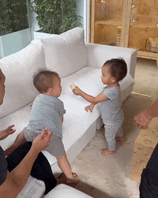 Con gái Hồ Ngọc Hà ra dáng chị, bón đồ ăn cho em cưng xỉu-3