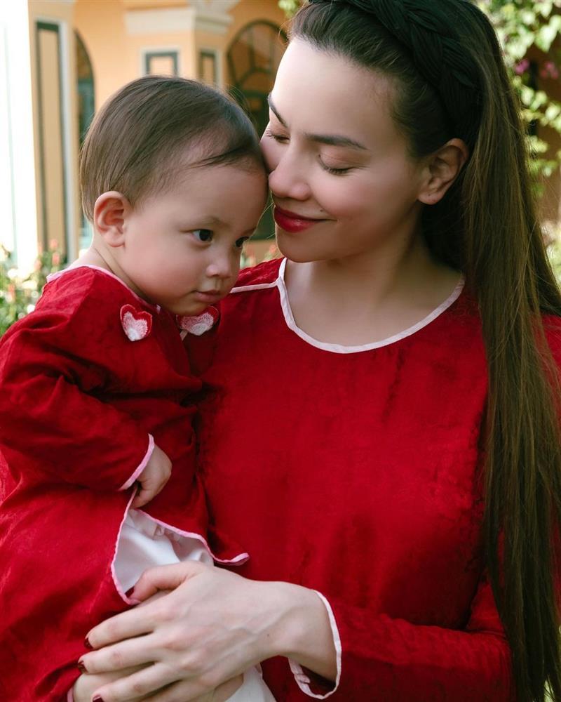 Con gái Hồ Ngọc Hà ra dáng chị, bón đồ ăn cho em cưng xỉu-7