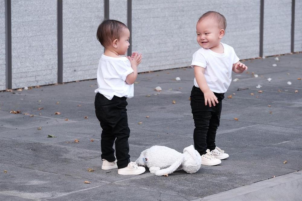 Con gái Hồ Ngọc Hà ra dáng chị, bón đồ ăn cho em cưng xỉu-10