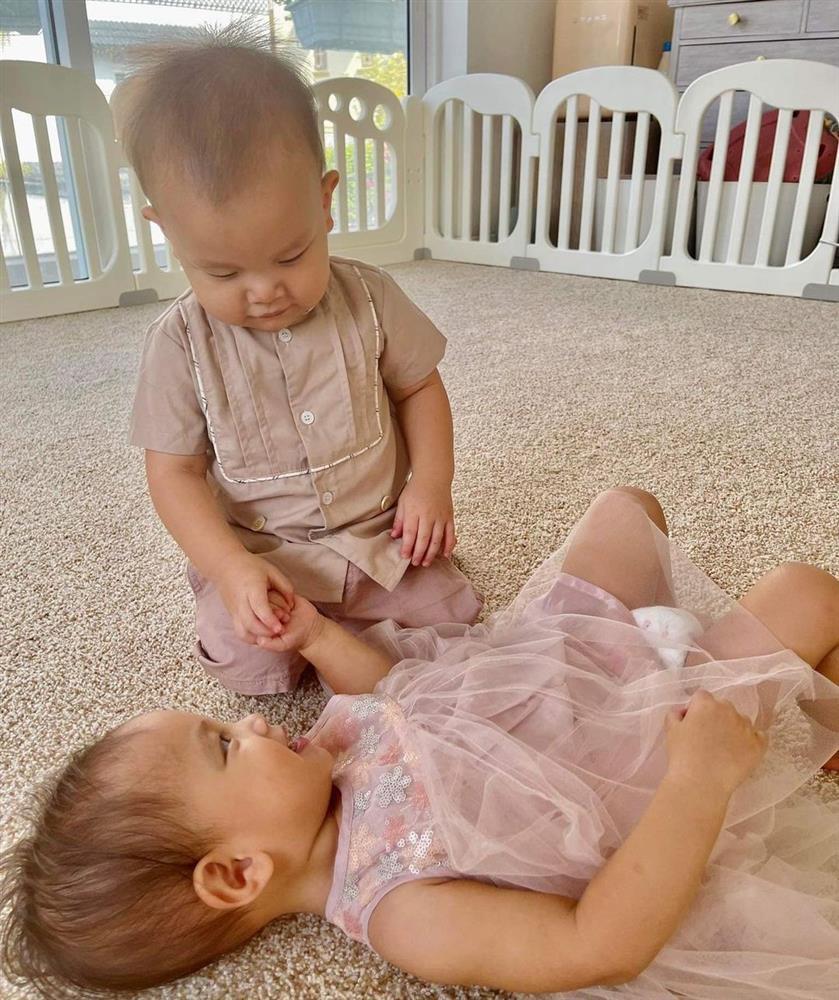 Con gái Hồ Ngọc Hà ra dáng chị, bón đồ ăn cho em cưng xỉu-11