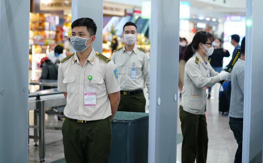 Cầm nhầm đồng hồ của khách ở sân bay, người đàn ông bị tóm gọn-1