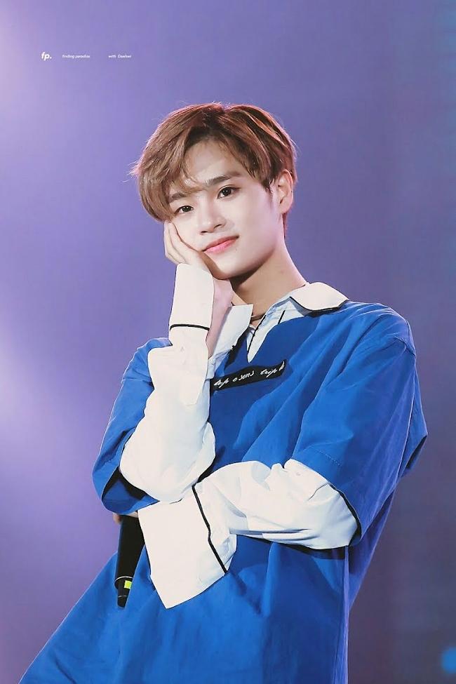 Khi tham gia chương trình Amazing Saturday, Daehwi đã thú nhận chưa từng hẹn hò. Nam idol thể hiện một chút tiếc nuối và buồn về chuyện này nhưng cũng hy vọng có thể được làm một người bạn trai tốt trong tương lai.