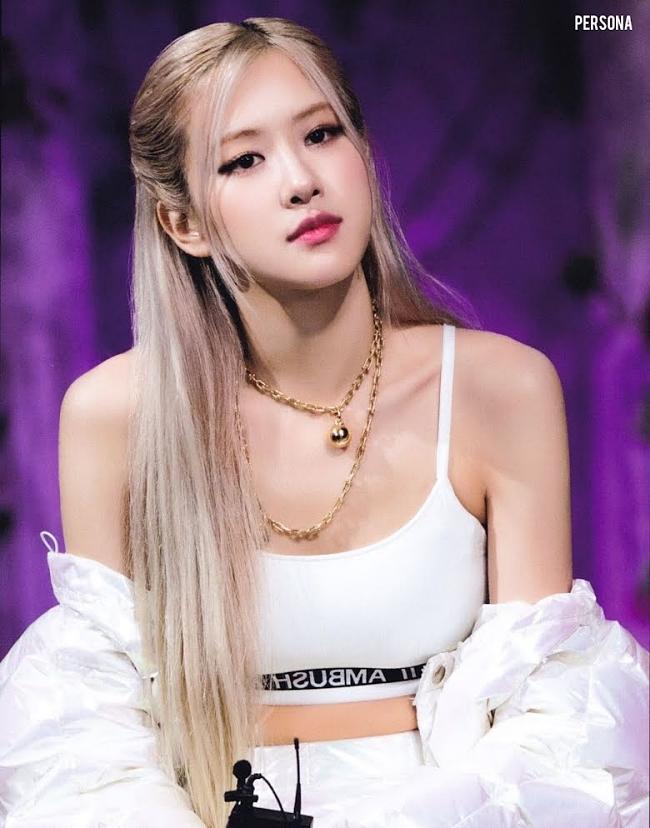 Thật khó tin khi một thành viên đến từ nhóm nhạc hoàn hảo như BLACKPINK lại chưa từng  “rơi vào lưới tình” với bất cứ ai. Rosé từng chia sẻ trong một tập trên Party People rằng mình chưa từng hẹn hò trước đây. Nữ idol đã trở thành thực tập sinh năm 15 tuổi và YG có chính sách nghiêm ngặt trong việc hẹn hò nên cô nàng đã không có mối quan hệ tình cảm nào.